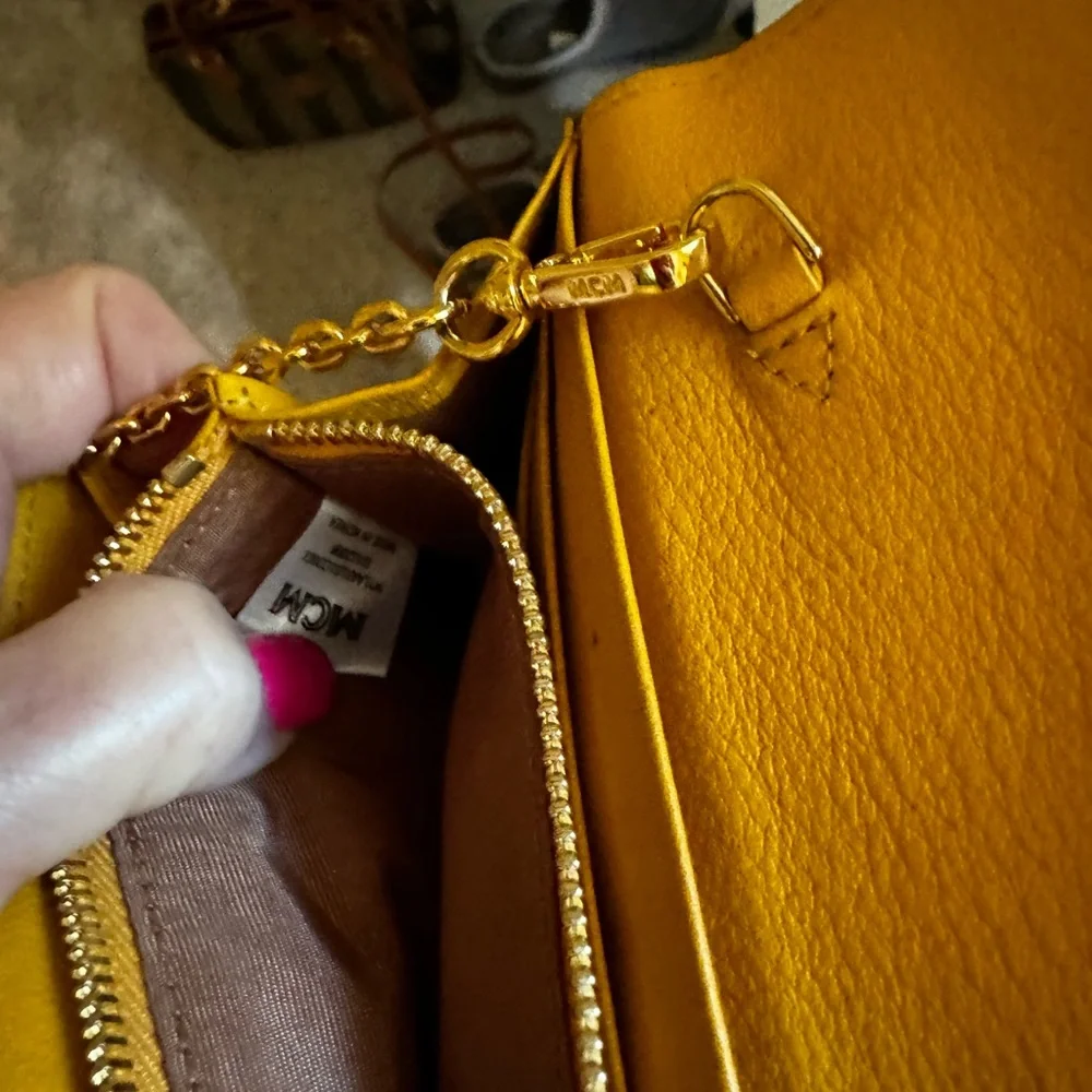MCM Crossbody Wallet with removable gold chain. - Picture 4 of 15